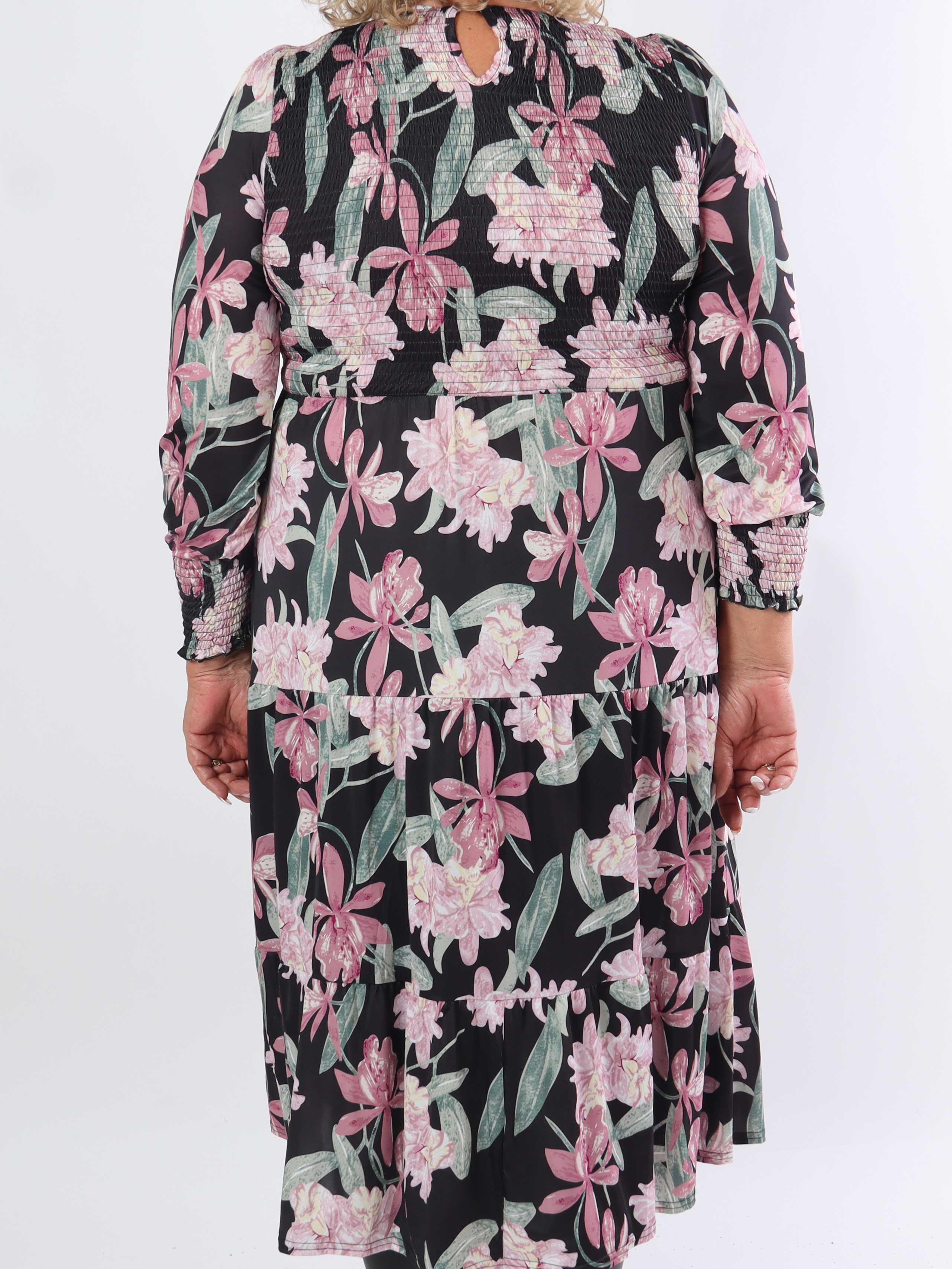 Kelly Flower Dress - Elastisk plus size kjole med smock henover brystet
